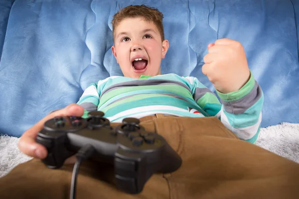 Pequeño niño jugando videojuegos —  Fotos de Stock