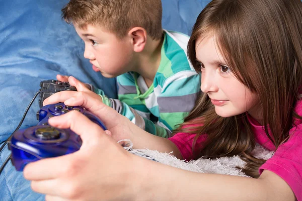 Κορίτσι και αγόρι, παίζετε ένα βιντεοπαιχνίδι — Φωτογραφία Αρχείου