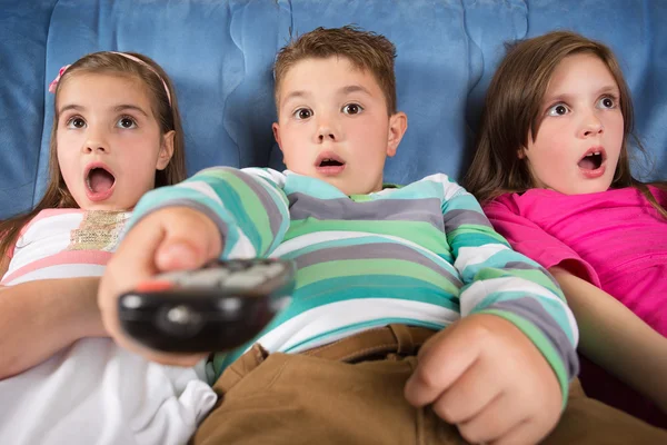 Surprised children watching TV — Stock Photo, Image