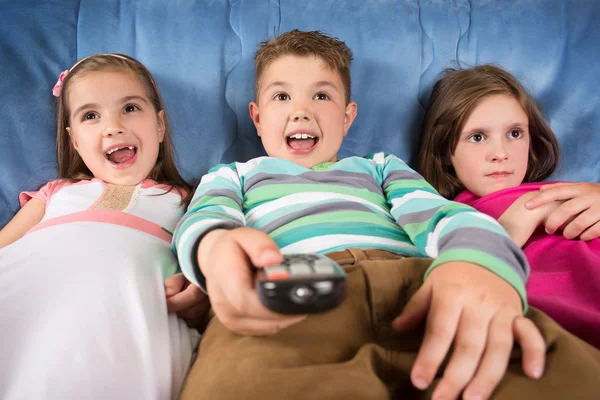 Niños sorprendidos viendo la televisión —  Fotos de Stock