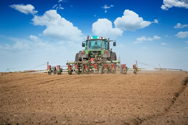 Landwirt sät Getreide auf Feld — Stockfoto