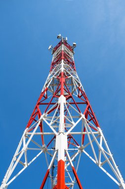 Mobil kule iletişim antenler ile mavi gökyüzü arka plan