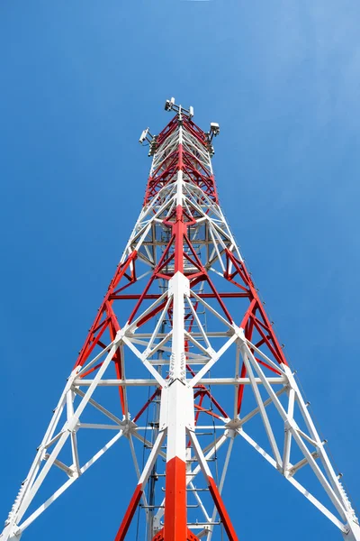 Antenas de comunicação de torre móvel com fundo azul céu — Fotografia de Stock