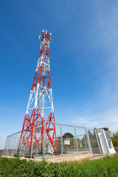 Antenne di comunicazione mobile torre con sfondo cielo blu — Foto Stock