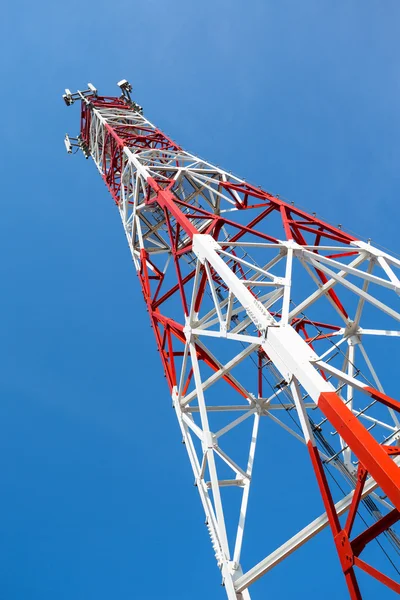 Antenas de comunicação de torre móvel com fundo azul céu — Fotografia de Stock