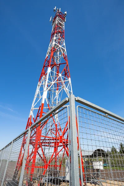 青い空を背景に携帯電話タワー通信用アンテナ — ストック写真