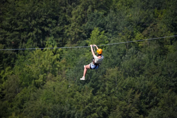 Dorosła kobieta na zip line — Zdjęcie stockowe