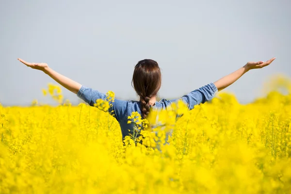 Mujer animando en el campo de la violación —  Fotos de Stock