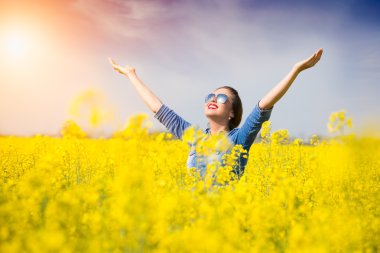 Kadın tecavüz alanında tezahürat