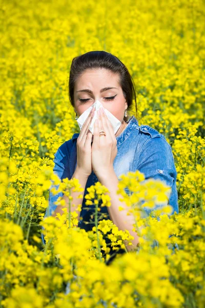 フィールドで、若い女性が花粉症 — ストック写真