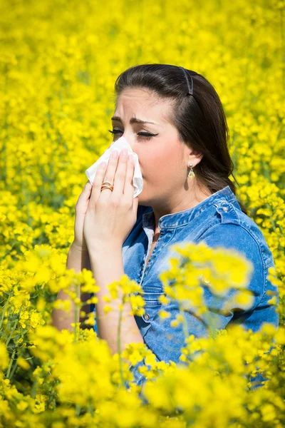 フィールドで、若い女性が花粉症 — ストック写真