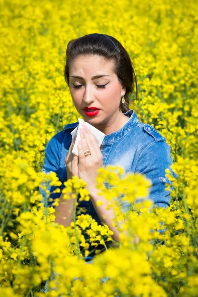 Genç kadın bir alanda saman nezlesi vardır — Stok fotoğraf