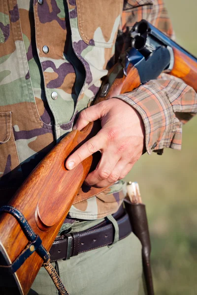 Hunter holding a rifle — Stock Photo, Image