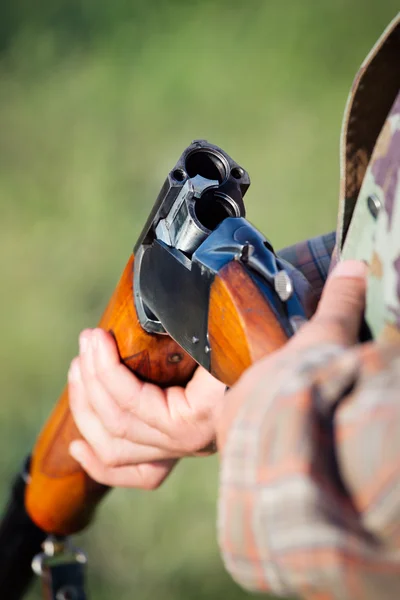 Hunter segurando uma espingarda — Fotografia de Stock