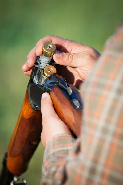 Hunter loading shotgun — Stock Photo, Image