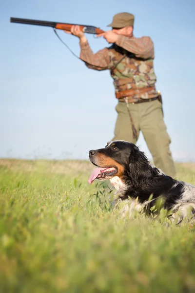 Jägare med hund siktar med sitt gevär — Stockfoto