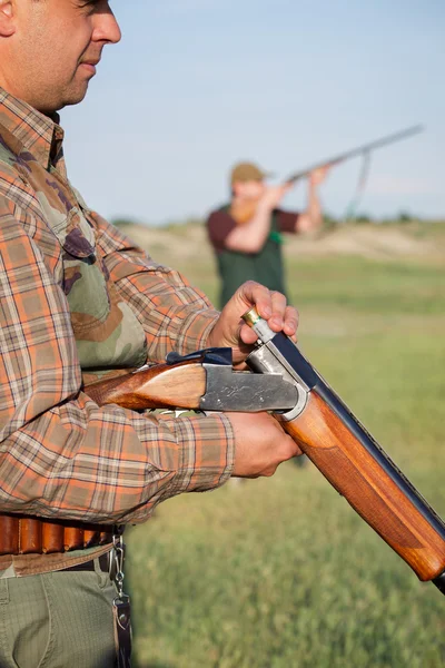 Hunter načítání brokovnice — Stock fotografie