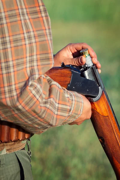 ハンターのローディングの散弾銃 — ストック写真