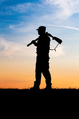 gün batımı, av tüfeğiyle avcı
