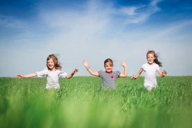 Mutlu gülümseyen kız buğday alan atlama