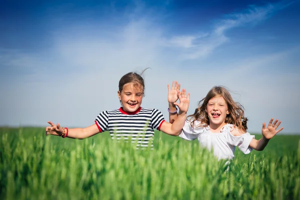 Gelukkig lachend meisje springen op het gebied van tarwe — Stockfoto