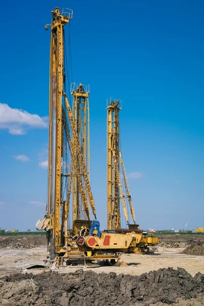 Construction site with workers and hydraulic drilling machines — Stock Photo, Image