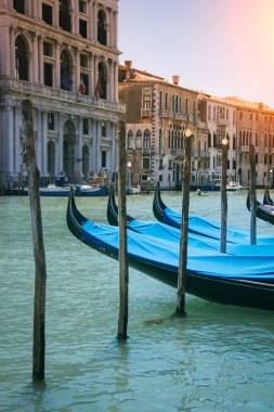 Gondollu, Venedik, İtalya manzaralı kanal