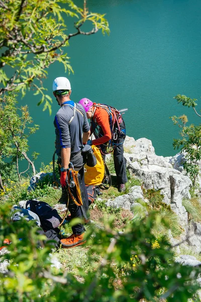 Climber on preparing to mountains — Stock fotografie