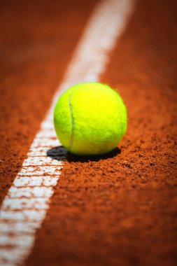 Tenis kortunda tenis topu