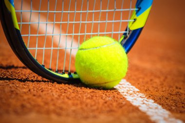 Tenis top ve raket sahada