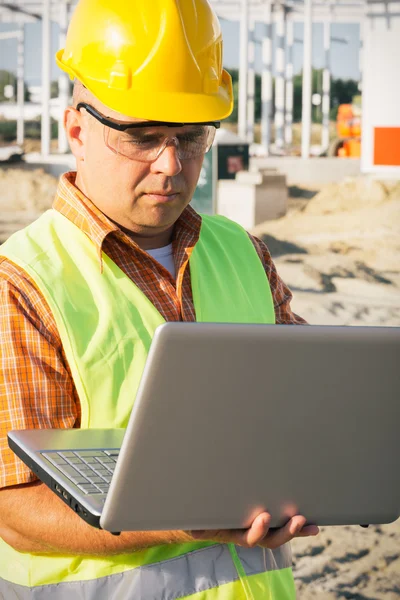 Construction Worker Using Laptop — Stock Photo, Image