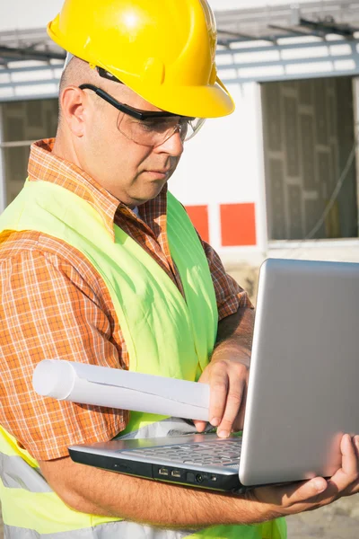 Trabalhador da construção usando laptop — Fotografia de Stock