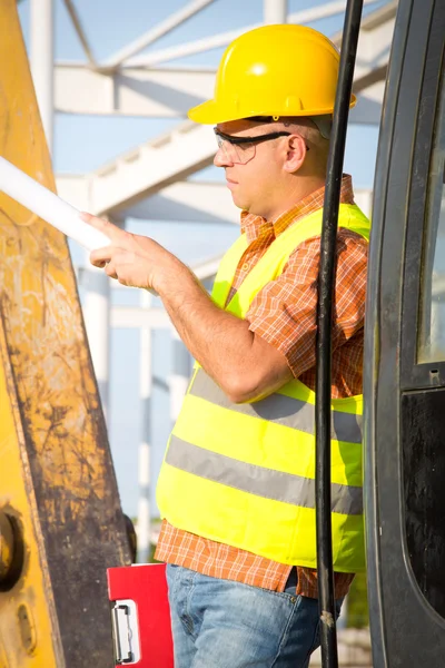 Werknemer op een bouwplaats — Stockfoto