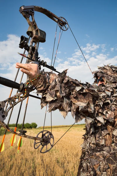 Bow hunter na modrou letní oblohu — Stock fotografie