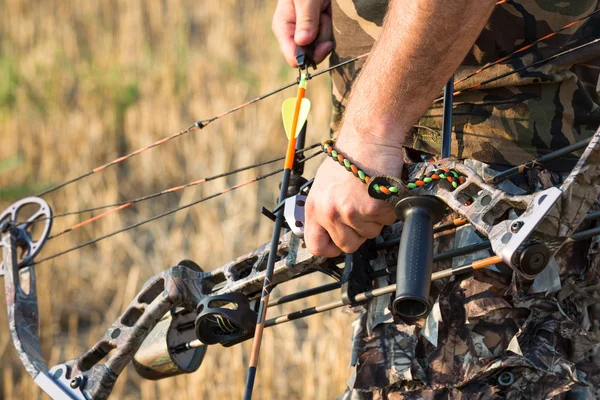 Bow hunter — Stock Photo, Image