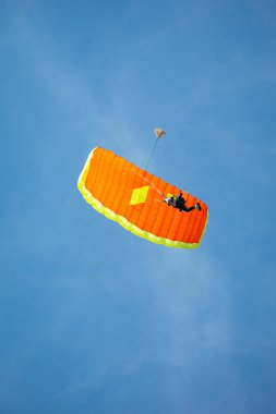 Gökteki paraşütçü