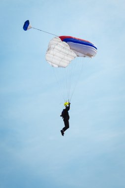 Gökteki paraşütçü