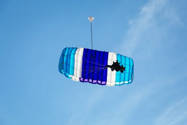 Fallskärmshoppare på himlen — Stockfoto