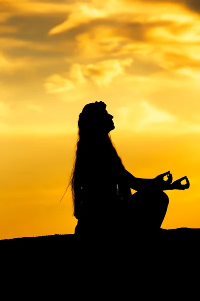 Woman meditating in a yoga pose outdoor — Stock Photo, Image