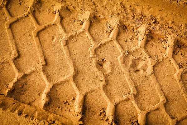 砂の上のタイヤ痕 — ストック写真