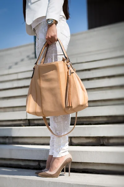 Femme d'affaires tenant un sac — Photo