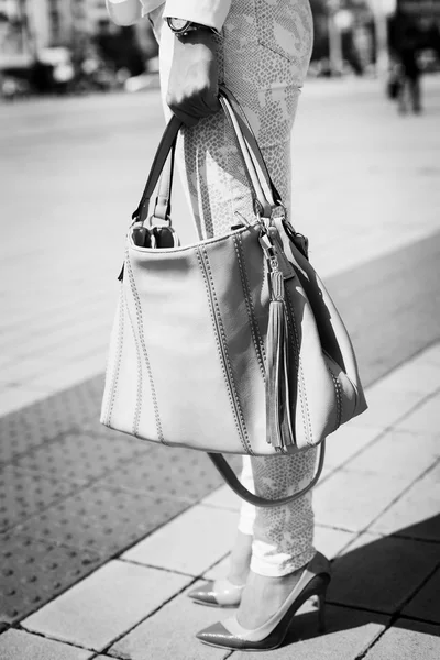 Mulher de negócios segurando um saco — Fotografia de Stock
