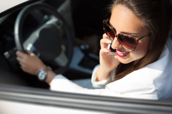 Young businesswoman on the phone in her car — Stock Photo, Image