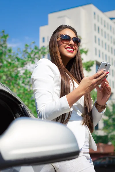 Business woman talking on smart phone — Stock Photo, Image