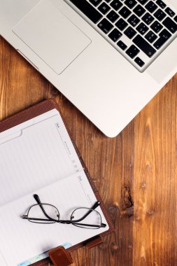 Ofis, banka donatımı ile ahşap masa