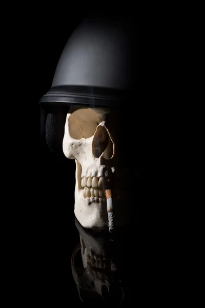 Lidská lebka v helmě voják — Stock fotografie