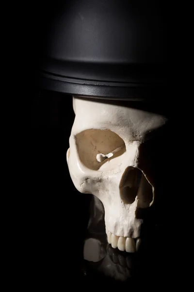 Crânio humano no capacete soldado — Fotografia de Stock