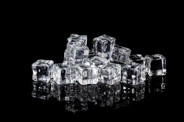 Güzel buz küp siyah bir zemin üzerine