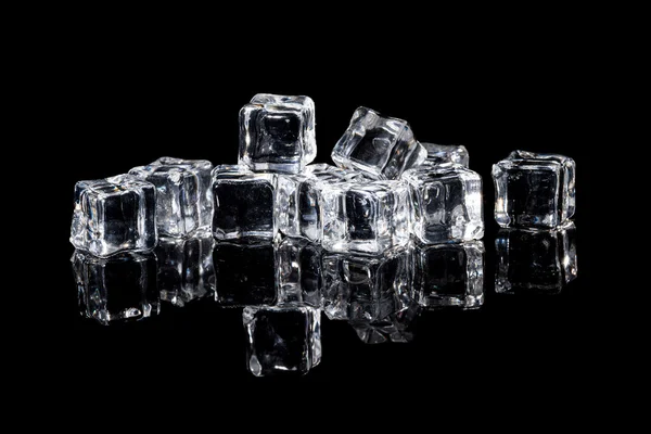 Hermoso cubo de hielo sobre un fondo negro —  Fotos de Stock