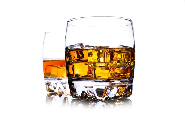 Kieliszek whisky z lodem na białym tle — Zdjęcie stockowe